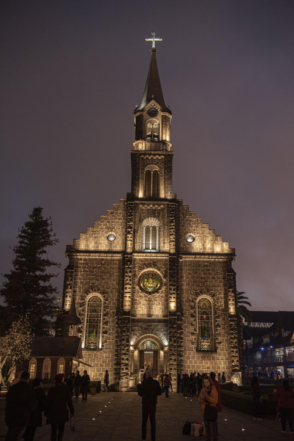 "Vista panorâmica de Gramado evidenciando suas ruas charmosas e arquitetura europeia, destacando a segurança e beleza que fazem de Gramado um destino de turismo superior."